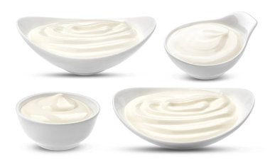 Ekşi krema üzerine beyaz izole kase