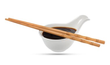 Soya sosu ve yemek çubukları beyaz izole