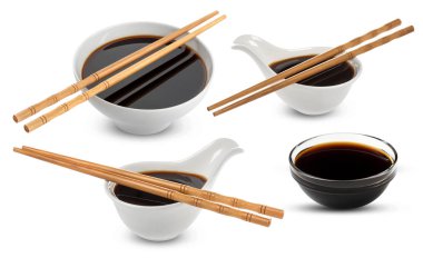 Soya sosu ve yemek çubukları beyaz izole