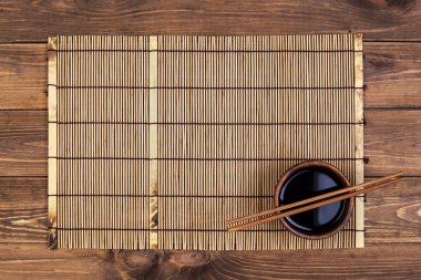 Mat suşi ve chopsticks ahşap arka plan için. Kopya alanı ile Üstten Görünüm