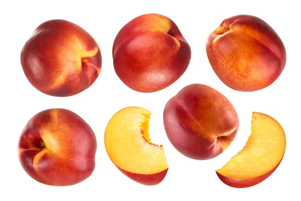 Piersici izolat. Colecție de fructe întregi și tăiate piersici izolate pe fundal alb cu cale de tăiere — Fotografie, imagine de stoc