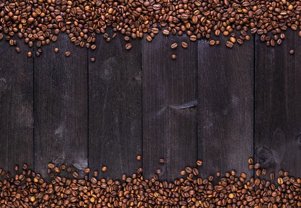 Marco de granos de café sobre fondo de madera oscura. Vista superior con espacio de copia —  Fotos de Stock