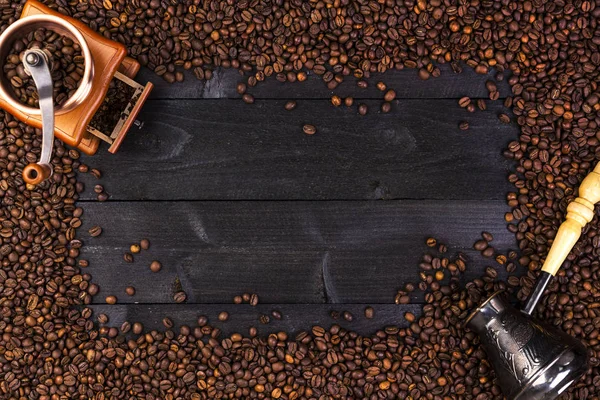 Marco de café, vista superior con espacio para copiar. Café molido, molino, tazón de granos de café tostados sobre fondo de madera oscura —  Fotos de Stock