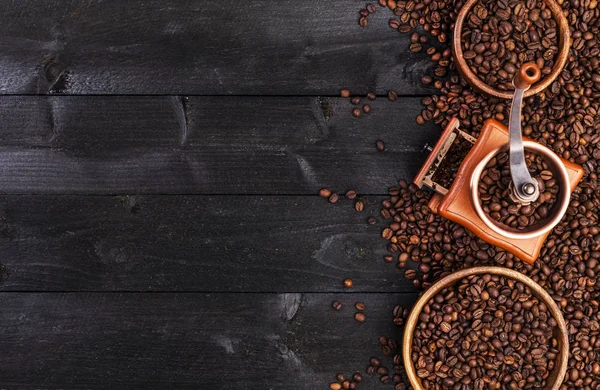 Fondo café, vista superior con espacio para copiar. Café molido, molino, tazón de granos de café tostados sobre fondo de madera oscura —  Fotos de Stock