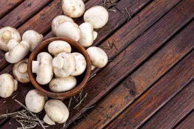 Mantar champignon ahşap arka plan üzerinde. Kopya alanı.