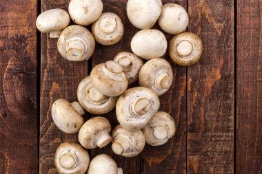 Champignon ahşap arka plan üzerinde. Üstten Görünüm. Kopya alanı.