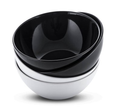 Siyah ve beyaz kase veya beyaz arka plan üzerinde izole tabak yığını