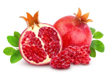 Nar izole. Grup izole kırpma yolu ile beyaz arka plan üzerinde yaprakları ile nar