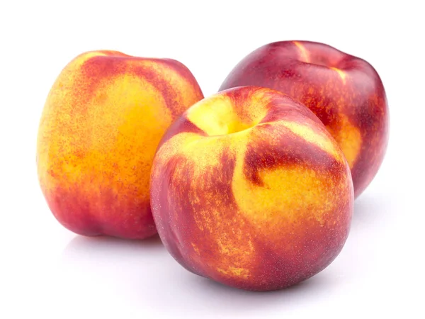 Персик ізольований. Цілі нектаринні фрукти ізольовані на білому тлі з відсічним контуром — стокове фото
