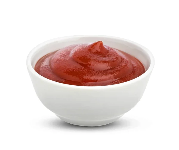 Ketchup in ciotola isolato su fondo bianco. Porzione di salsa di pomodoro. Con percorso di ritaglio. Una della raccolta di varie salse — Foto Stock