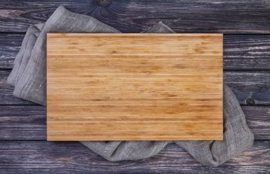 Tepsi koyu ahşap arka plan üzerinde üstten görünüm tahta kesme eski ahşap masa üzerinde hizmet veren