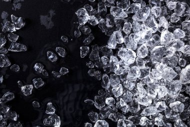 Siyah arka plan üzerine kırılmış buz küpleri. Kopya alanı, üstten görünüm