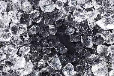 Ezilmiş buz siyah arka plan üzerine. Kopya alanı, üstten görünüm