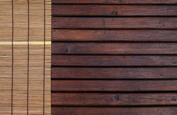 Бамбуковый коврик для суши на деревянном фоне. Вид сверху с пространством для копирования — стоковое фото