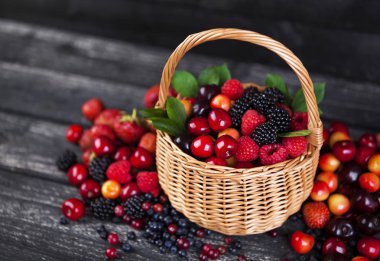 Taze orman meyveleri sepeti ahşap arka plan üzerinde. Kopya alanı