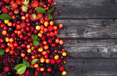 Ahşap arka plan üzerinde taze orman meyveleri. Kopya alanı, üstten görünüm