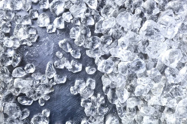 Fundo de gelo esmagado. Pedaços de cubos de gelo esmagados sobre fundo preto. Espaço de cópia, vista superior — Fotografia de Stock