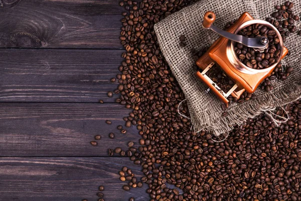 Molino de café sobre fondo de madera oscura, vista superior con espacio para copiar —  Fotos de Stock