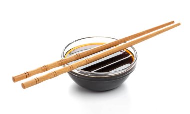 Kırpma yolu ile beyaz arka plan üzerinde izole soya sosu