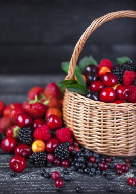 Çilek sepeti koyu ahşap zemin üzerine karışımı