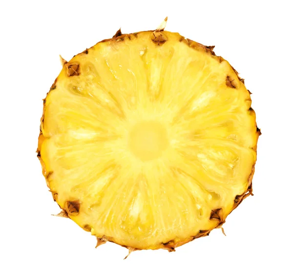 Круглый кусочек ананаса изолирован на белом фоне — стоковое фото