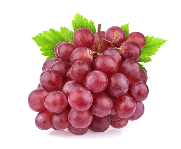 Uva roja con hojas aisladas sobre fondo blanco. Captura de estudio — Foto de Stock