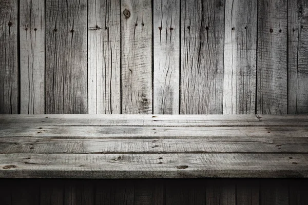 Masă de lemn gri pentru produs, interior vechi din lemn întunecat — Fotografie, imagine de stoc