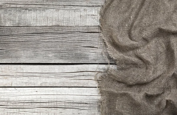 Arpillera sobre fondo de madera gris viejo. Estudio de tiro, de alta calidad —  Fotos de Stock