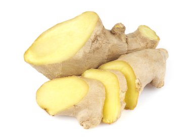 Beyaz arkaplanda taze zencefil kökü izole edildi