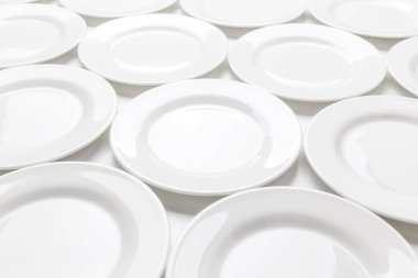 Beyaz arka plan üzerinde izole beyaz yuvarlak tabak