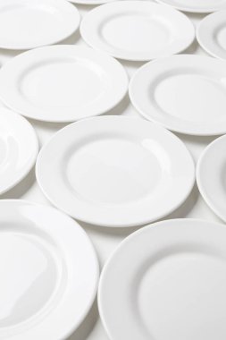 Beyaz arka plan üzerinde izole beyaz yuvarlak tabak