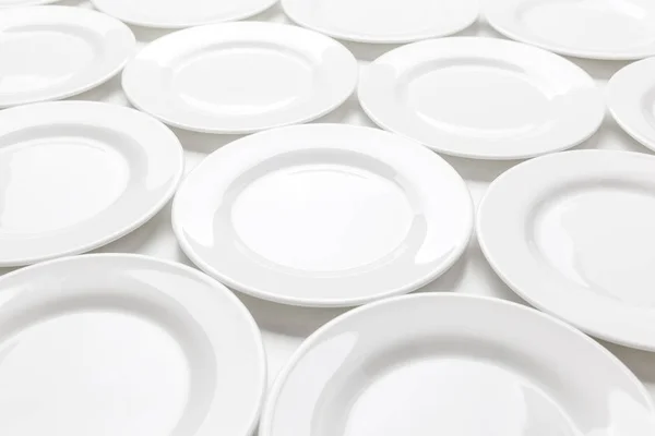 Placas redondas blancas aisladas sobre fondo blanco —  Fotos de Stock