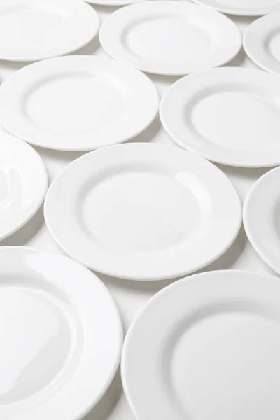 Witte ronde platen geïsoleerd op witte achtergrond — Stockfoto
