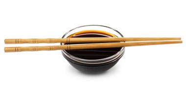 Soya sosu ve beyaz arka plan üzerinde izole chopsticks