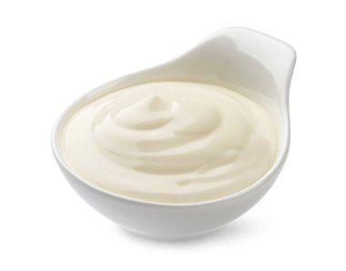 Beyaz arka planda, kırpma yolu ile izole edilmiş, kasedeki ekşi krema.