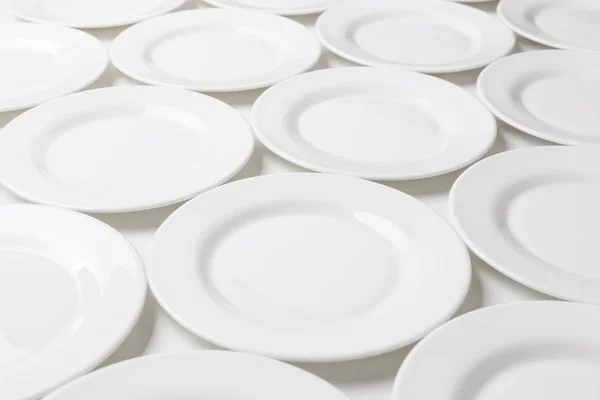 Placas redondas brancas isoladas no fundo branco — Fotografia de Stock