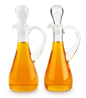 Beyaz arka planda izole edilmiş cam şişede zeytin yağı