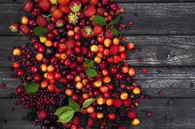 Taze orman meyveleri rustik ahşap zemin üzerinde. Kopya alanı, üstten görünüm