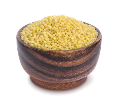 İsrail kuskus. Ptitim ahşap kase beyaz arka plan üzerinde izole