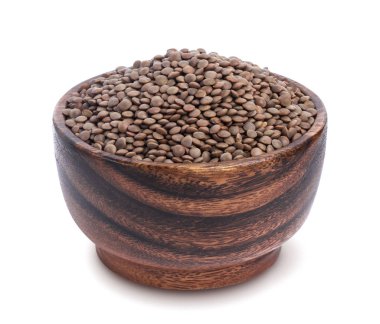 Ahşap kase beyaz arka plan üzerinde izole mercimek