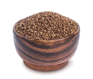 Karabuğday kabuğu çıkarılmış tane beyaz arka plan üzerinde izole ahşap kase