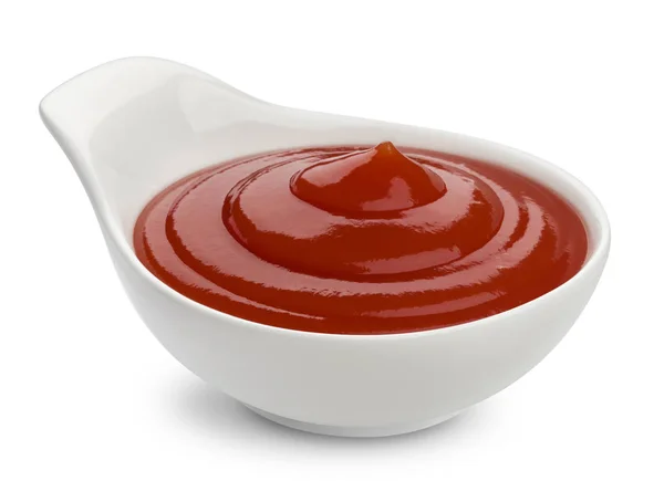 Кетчуп изолирован на белом фоне, томатный соус в миске — стоковое фото