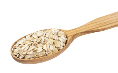 Yulaf ezmesi. Beyaz arka plan üzerinde izole tahta kaşık yulaf gevreği