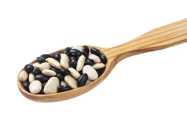 I legumi si mescolano. Fagioli misti bianchi e neri in cucchiaio di legno isolato su sfondo bianco — Foto Stock