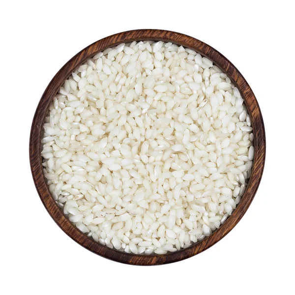 Risotto arroz em tigela de madeira isolada sobre fundo branco. Vista superior — Fotografia de Stock