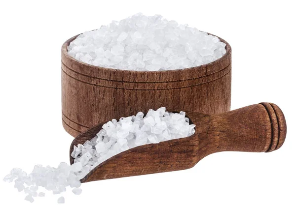 Морская соль в деревянной чаше и совок изолированы на белом фоне крупным планом, вид сверху — стоковое фото