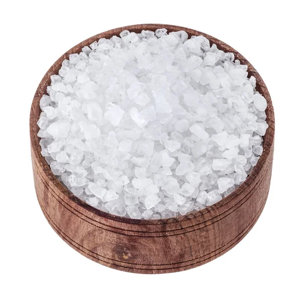 Mořská sůl v dřevěné misce izolovaných na bílém pozadí detailní pohled shora — Stock fotografie