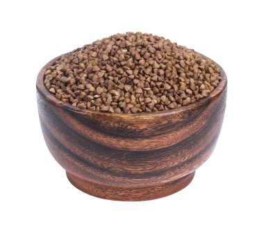 Karabuğday kabuğu çıkarılmış tane beyaz arka plan üzerinde izole ahşap kase