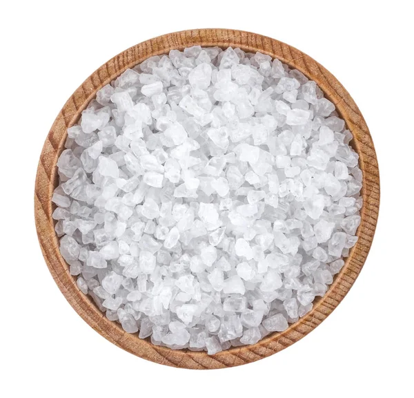 Морская соль в деревянной чаше на белом фоне — стоковое фото