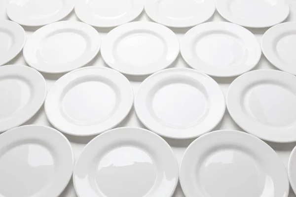 흰색 배경에 고립 된 흰색 라운드 접시 — 스톡 사진